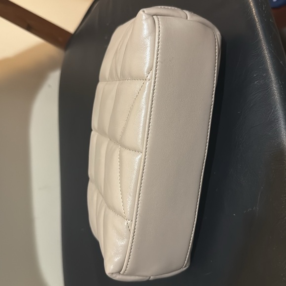 Saint Laurent

Puffer Toy Shoulder Bag in Quilted Lambskin - Picture 6 of 6